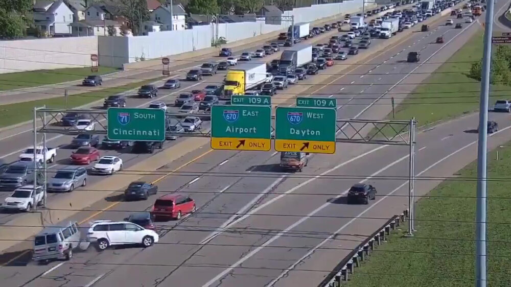 Wegpiraat mist afslag en veroorzaakt kettingbotsing op de snelweg in Ohio