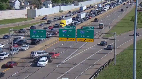 Wegpiraat mist afslag en veroorzaakt kettingbotsing op de snelweg in Ohio