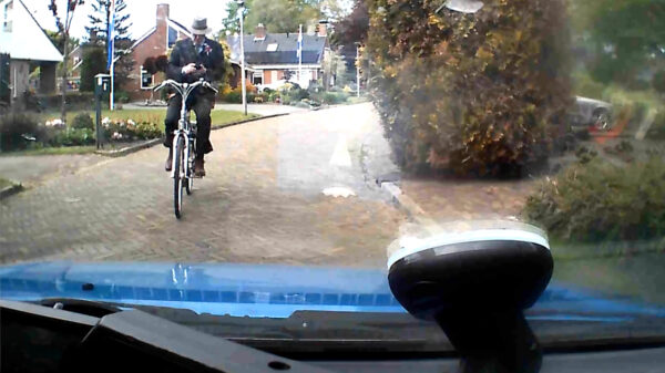 Buurman uit Onstwedde is veel te druk met zijn telefoon en klapt vol op een auto