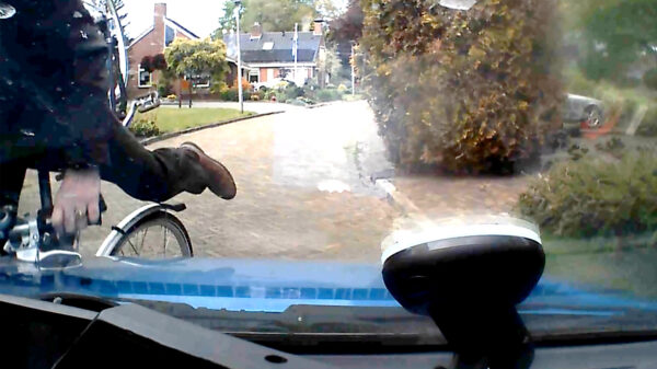 Buurman uit Onstwedde is veel te druk met zijn telefoon en klapt vol op een auto