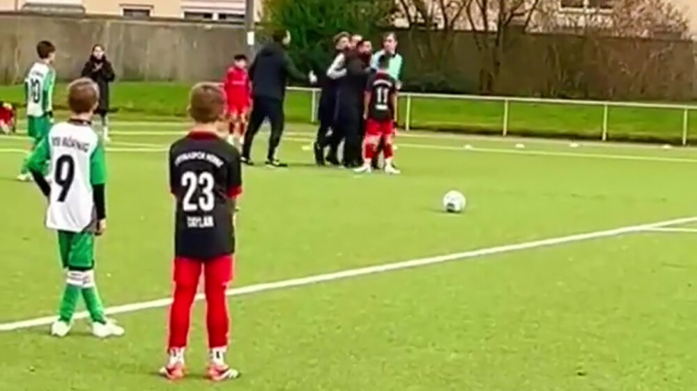 Triest: Vader stormt veld op en valt scheidsrechter aan tijdens jeugdwedstrijd