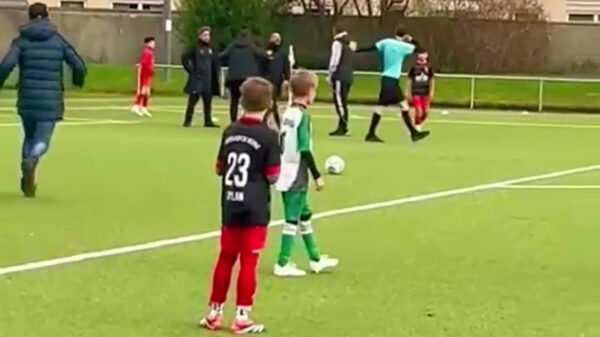 Triest: Vader stormt veld op en valt scheidsrechter aan tijdens jeugdwedstrijd