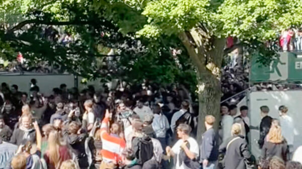 Bezoekers beuken dwars door hekken op het Bevrijdingsfestival in Rotterdam