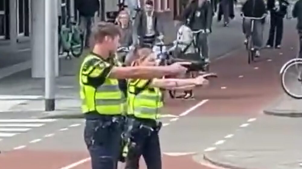 Chaos op Hoofdstation: Politie dwingt drie mannen op de knieën met vuurwapens