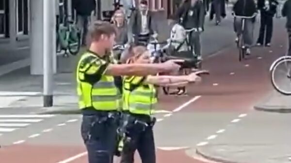 Chaos op Hoofdstation: Politie dwingt drie mannen op de knieën met vuurwapens