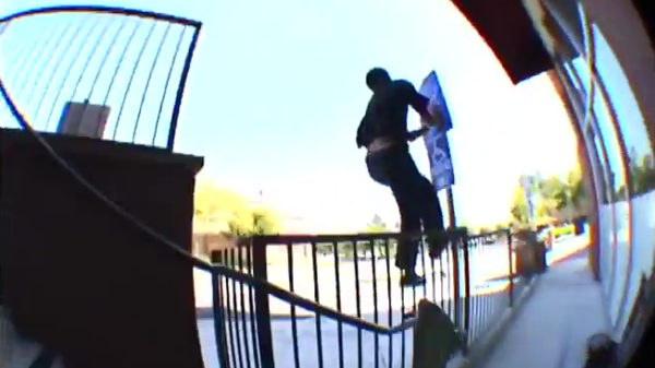 Skater maakt van dichtbij kennis met een verkeersbord