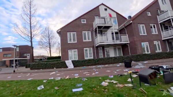 Verwarde Rotterdammer tieft vanaf 't balkon zijn complete inboedel op straat