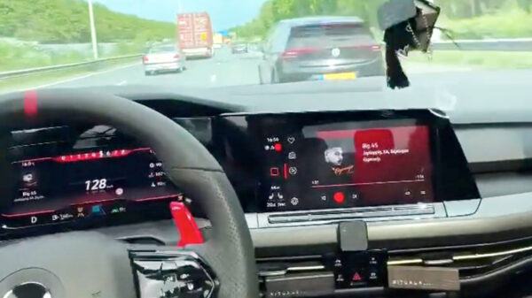 Politie zoekt verkeershufter in Golf GTI die met 230 km/u over snelweg slingert