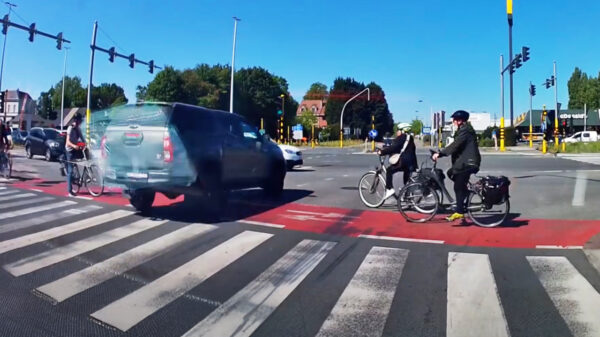 Stekeblinde Belg knalt door rood en schept bijna overstekende fietsers