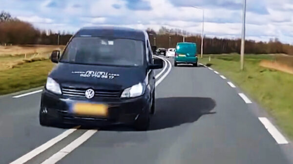 Bestuurder Volkswagen Caddy was met van alles bezig, behalve autorijden