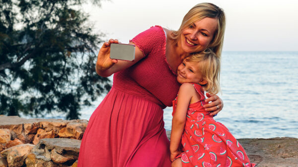 Stranddag verandert in werkdag: Koter schiet de content, mama regelt suikeroom