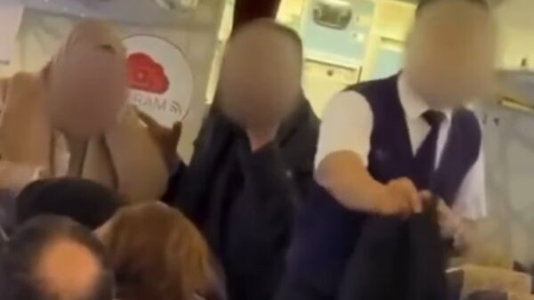 Deportatie op Schiphol verstoord door passagiers die heft in eigen handen nemen