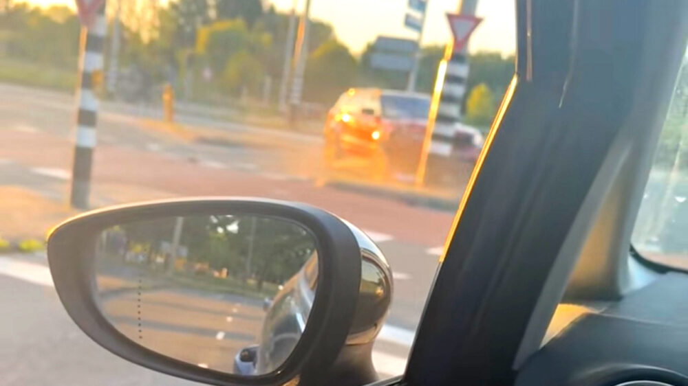 Dit is gewoon knap: Tot 2 keer toe met je auto tegen een paal rijden