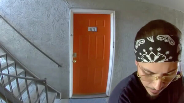 Man trakteert nepschilders op wat likjes loden verf dwars door zijn deur