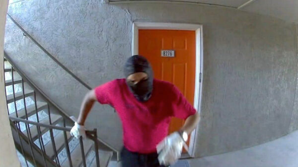 Man trakteert nepschilders op wat likjes loden verf dwars door zijn deur