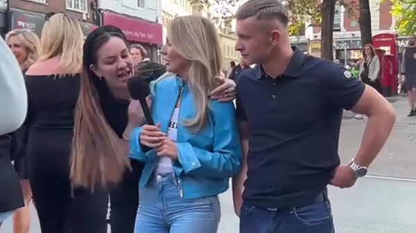 Deze vrouw is duidelijk geen fan van Bonnie Blue's multitasking-talenten
