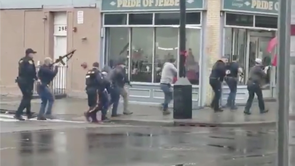 Meerdere mensen neergeschoten in Jersey City, waaronder één agent en 3 omstanders