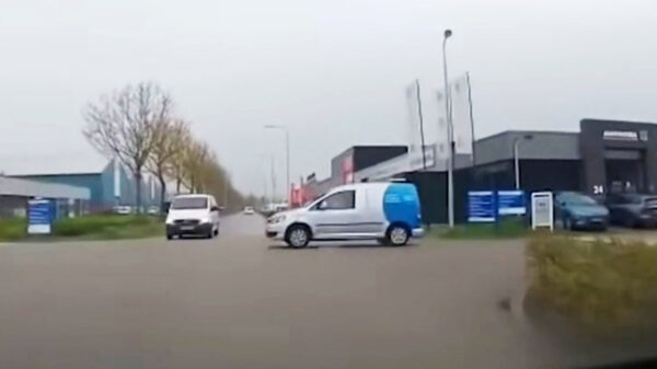 Onverwachtse klapper op een verwarrend kruispunt in Leerdam