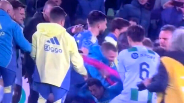 Beelden: 'Losgeslagen keeper FC Groningen mept op de grond liggende Ajacied'