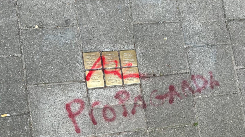 Onmenselijke vandalen besmeuren laatste herinnering aan Holocaustslachtoffers