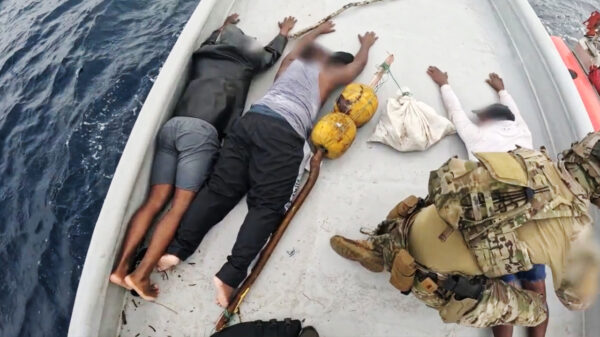 Kustwacht hengelt drugsbootje uit de Stille Oceaan alsof het een harinkje is