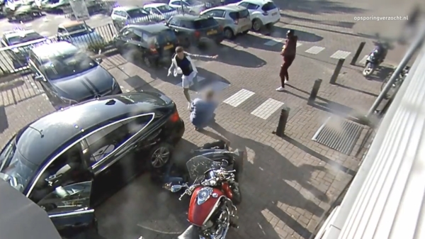 Opsporing verzocht: wie zijn deze twee idiote scooterrijders die een automobilist ernstig mishandelen?
