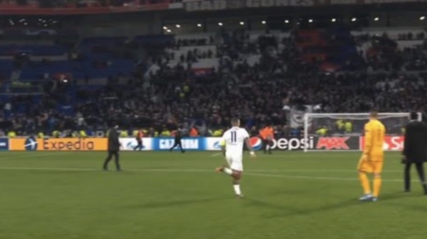 Memphis pislink op Olympique Lyon-ultra die "Marcelo out" spandoek heeft