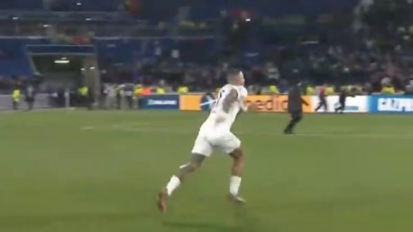 Memphis pislink op Olympique Lyon-ultra die "Marcelo out" spandoek heeft