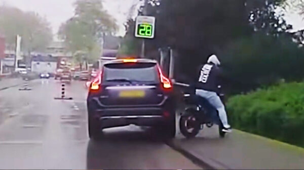 Automobilist laat zich niet intimideren door een irritante fatbiker