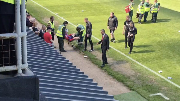Tribuneterreur in Schotland: Speler gewond door vliegende stoel van eigen supporter