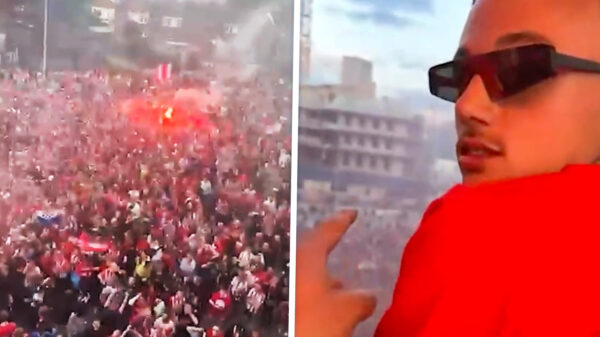 Noa Lang weigert tijdens huldiging PSV te springen op anti Ajax-lied