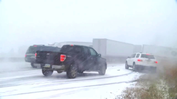Winterweer veroorzaakt kettingbotsing van meer dan 50 auto's op de I-80