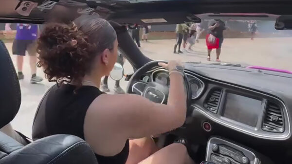 Driftende Anita kegelt omstander ondersteboven alsof het niets is