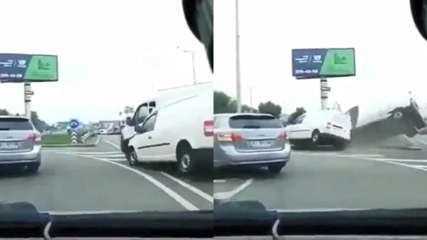 Twee automobilisten in een klusbus besluiten om op het allerlaatste moment af te slaan