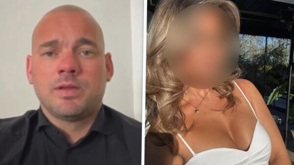 Tadaaa: Sneijder steekt 17 jaar jongere vriendin niet langer onder stoelen en banken