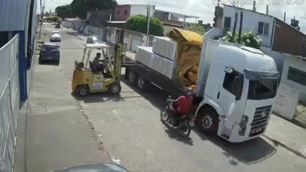 Brommerrijder heeft zijn hoofd er niet helemaal bij als hij een vrachtwagen passeert