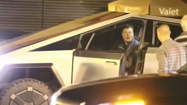 Elon Musk moet zelf ook nog ietwat wennen aan de nieuwe Tesla Cybertruck