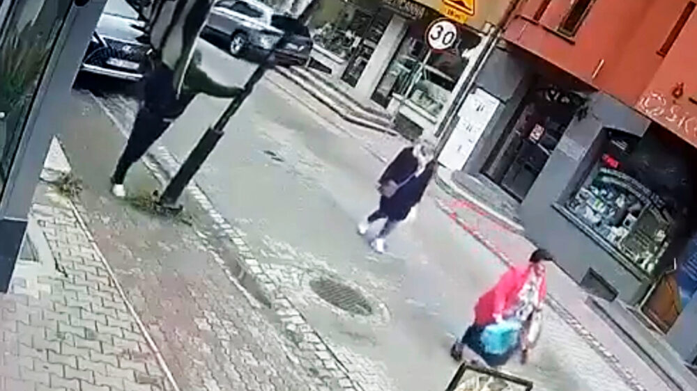 Lantaarnpaal klapt op Poolse vrouw doordat kroegtijger ertegenaan leunt