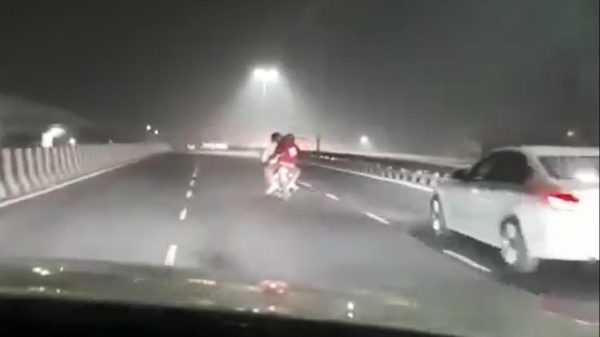 Met zijn drieën carpoolen op een brommer blijkt geen groot succes