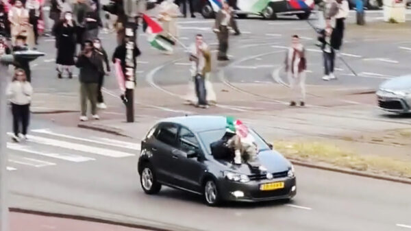 Pro-Palestijnse demonstrant belandt op motorkap tijdens protest in Rotterdam