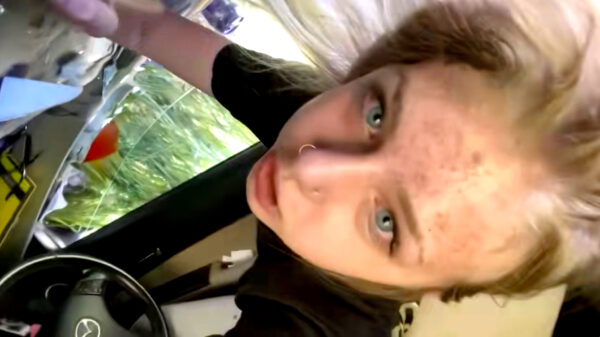 Gen Z-piloot filmt zichzelf ondersteboven hangend na een auto-ongeluk