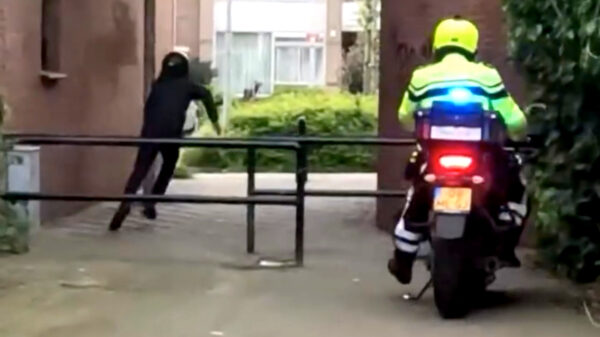 Bezorger parkeert scooter tegen paal na spectaculaire achtervolging in Den Haag