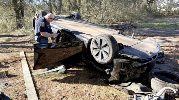 Tesla Model 3 slaat over de kop nadat de autopilot van de weg stuurt