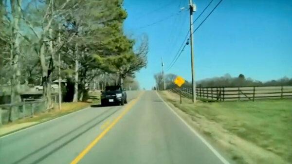 Tesla Model 3 slaat over de kop nadat de autopilot van de weg stuurt