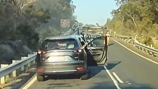 Ongeduldige Aussie met een boot slingert de vangrail in na idiote inhaalactie