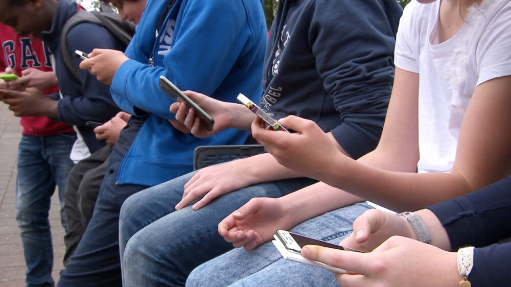Experts willen harde regels: Smartphone vanaf 14 en socials vanaf 16 jaar