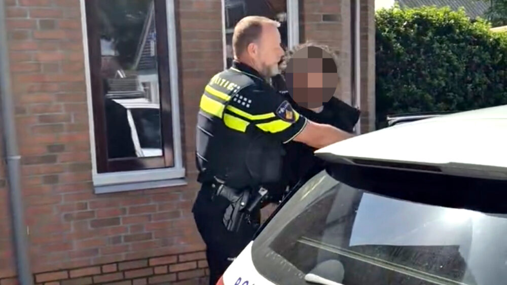 Het moment waarop een knuffel-dief Jeffrey en Emma wordt aangehouden