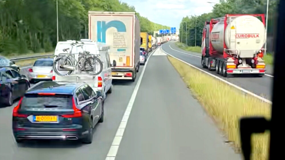 Vrachtwagenchauffeur laat zien hoe je simpel vervelende files omzeilt
