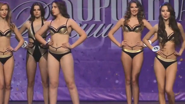 Russische schoonheidskandidaat beschikt over zeer zwakke enkels