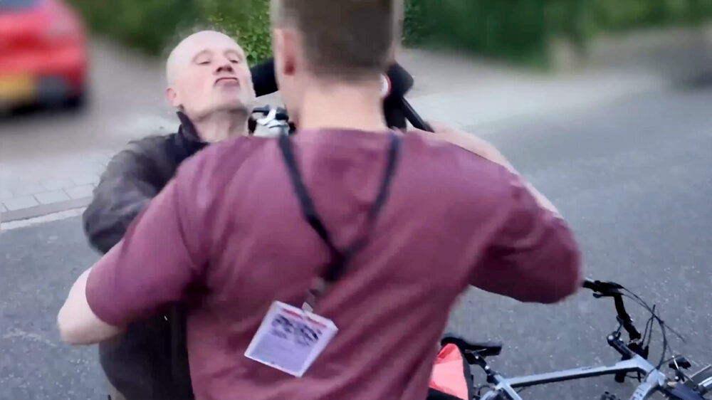 Left Laser-journalist aangevlogen door hondsdolle Volkert van der Graaf